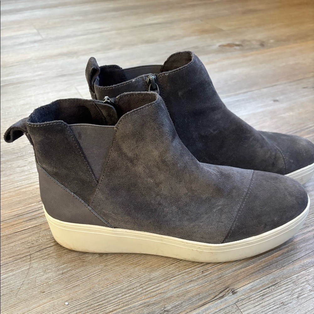 Tom’s Jamie Grey slip on sz 10